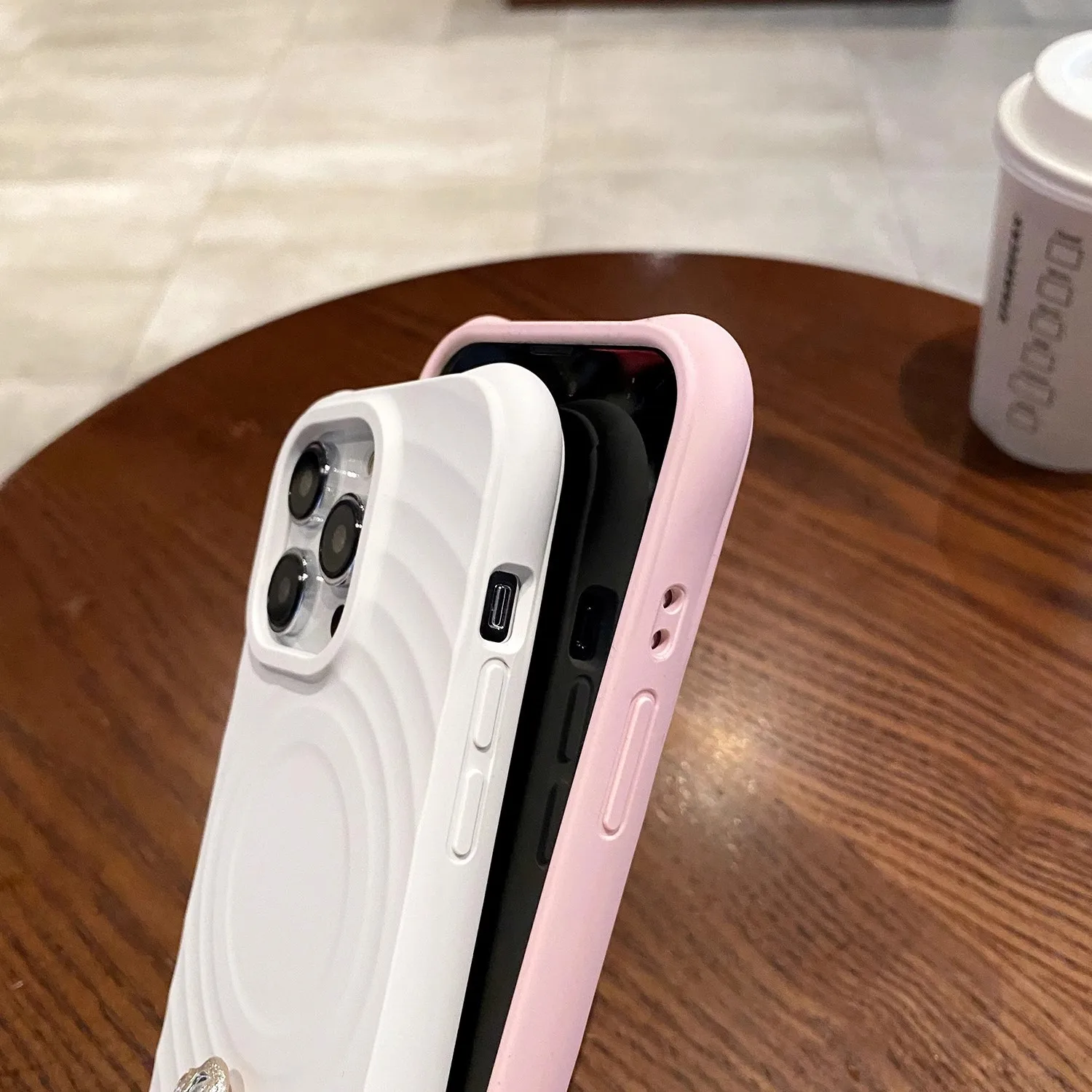 Applicable à iPhone16promax, étui de téléphone portable en silicone liquide magnétique ondulé, étui de protection anti-chute à quatre coins pour iphone 15