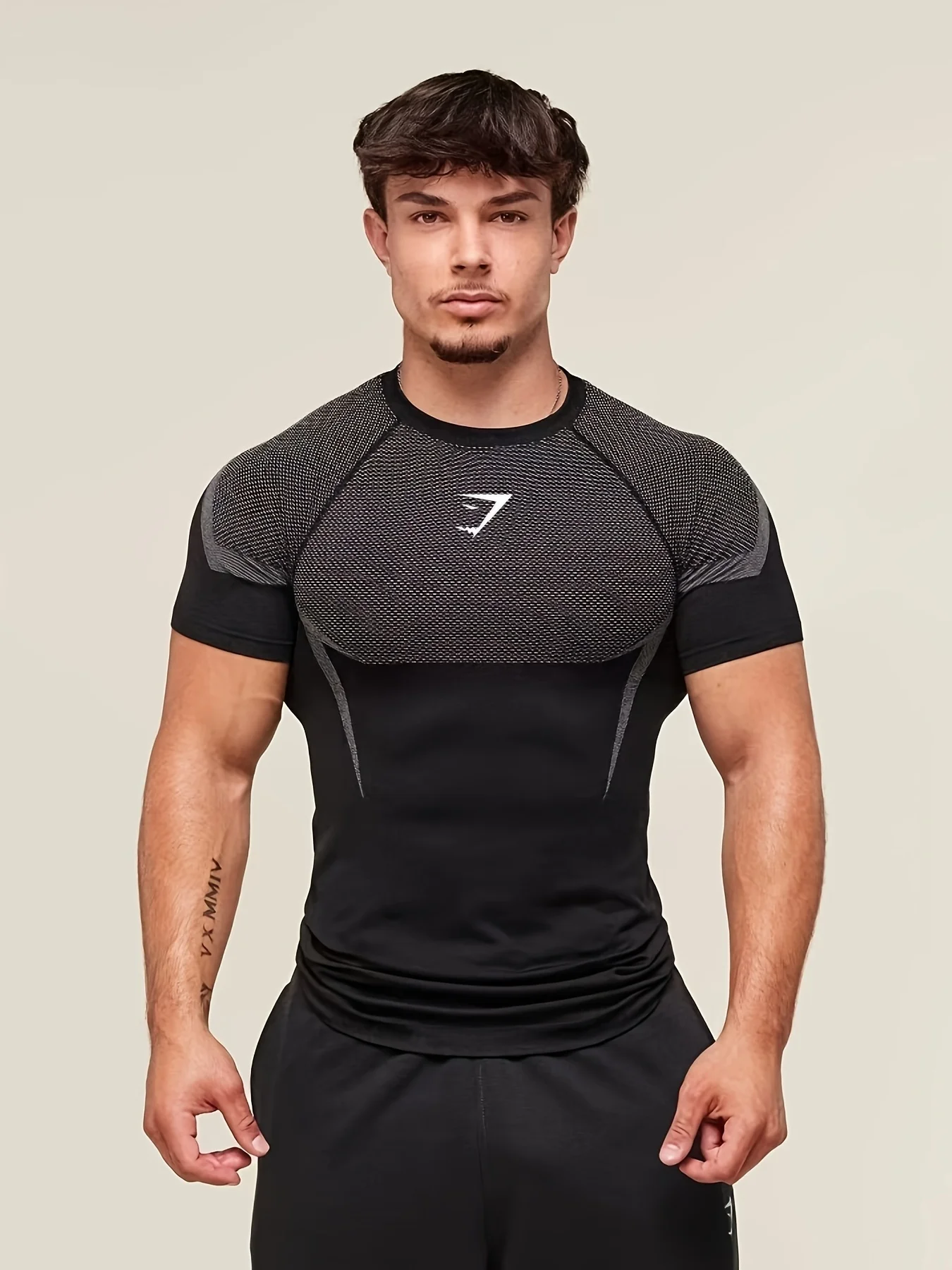 T-shirt de compression à manches courtes pour hommes, coupe ajustée, modèle ONYX 5.0, idéal pour l’entraînement en extérieur et à la salle de sport.