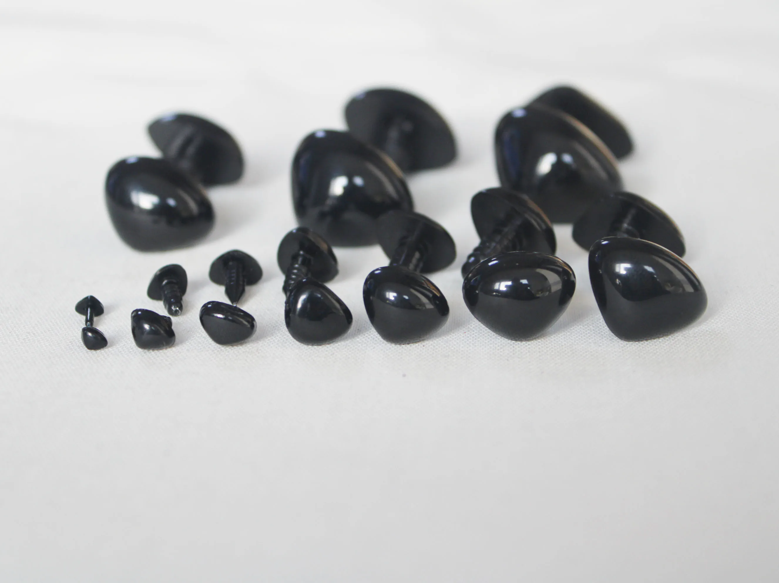 50pcs/lot 4.5/7/ 9/11/15/18/20/22/26/29mm high quatity  black  Triangle plastic safety toy noses & washer for diy doll