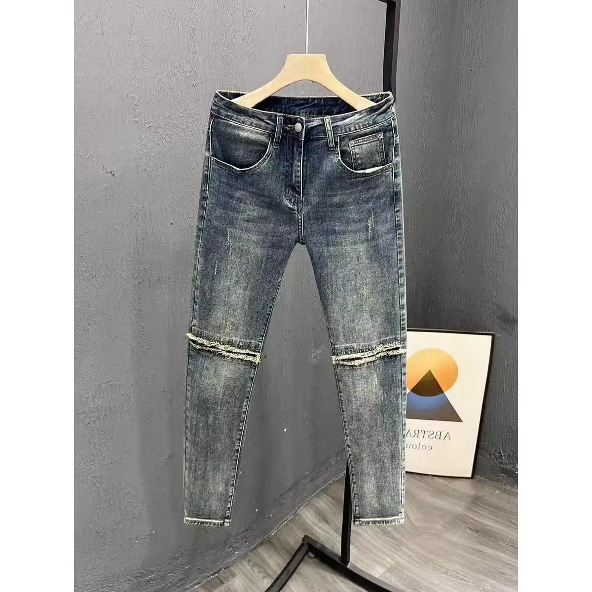 

Новые мужские джинсы Slim Fit с нашивками на коленях, эластичные, укороченные (до щиколотки), для повседневной носки, комфортные, легкие, из денима.