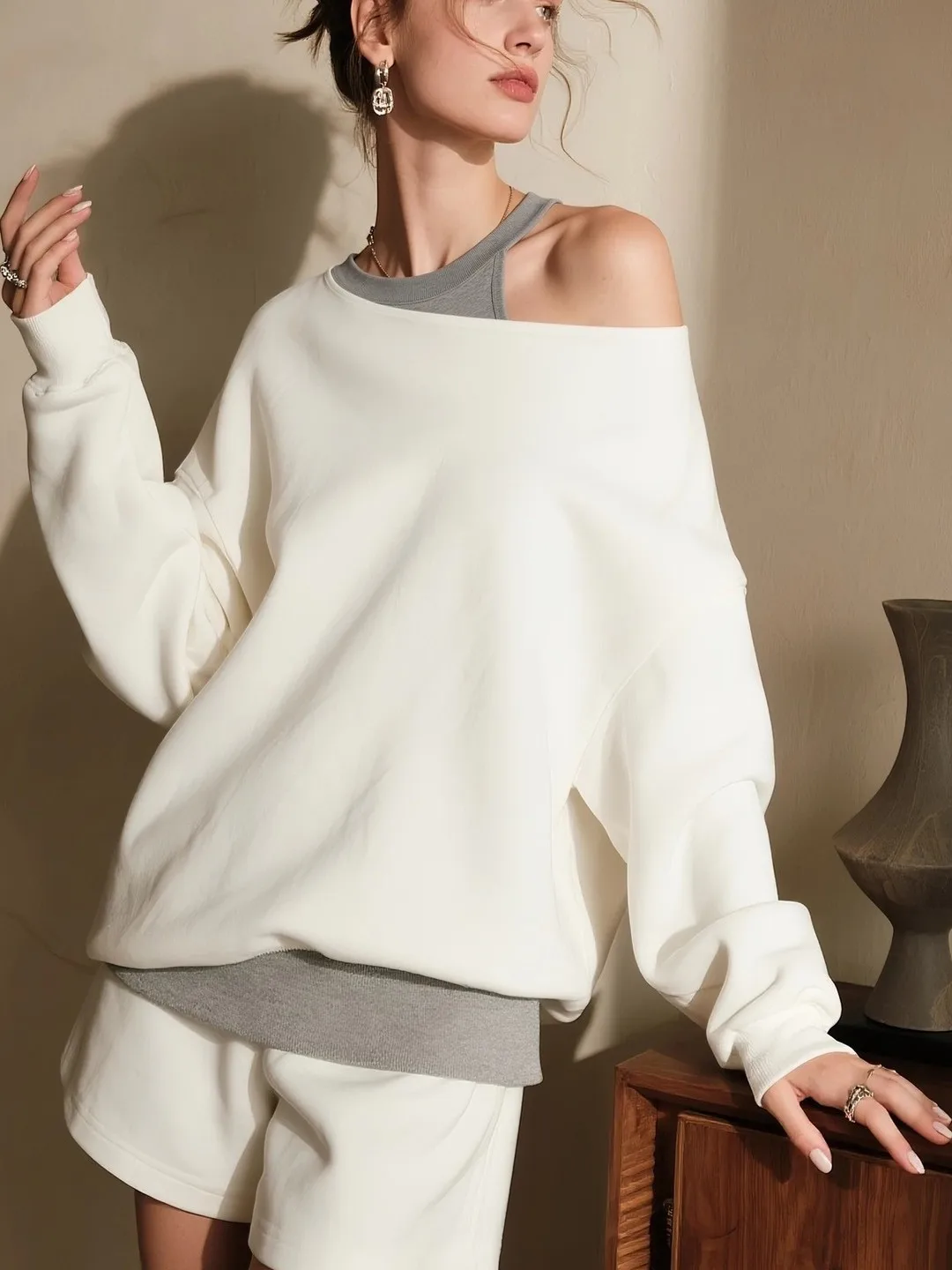 

Женский свитшот большого размера с открытыми плечами, весенне-осенний, в стиле lazy fashion, с диагональным вырезом на плече, имитация двухслойности, дизайнерский крой