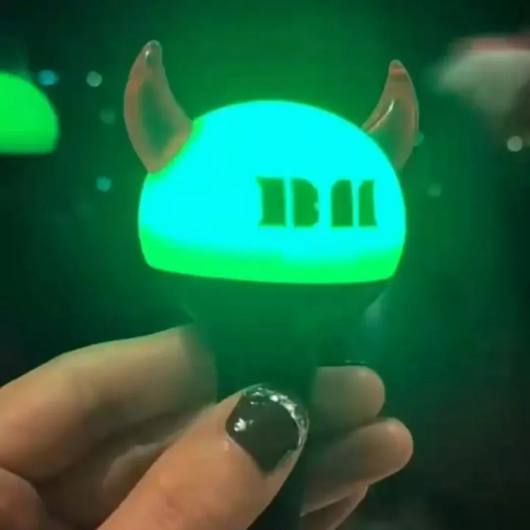 Kpop Idol Babymonster Mini Lightstick كيرينغ سلاسل المفاتيح BAEMON قلادة المشجعين MONSTIEZ هدية