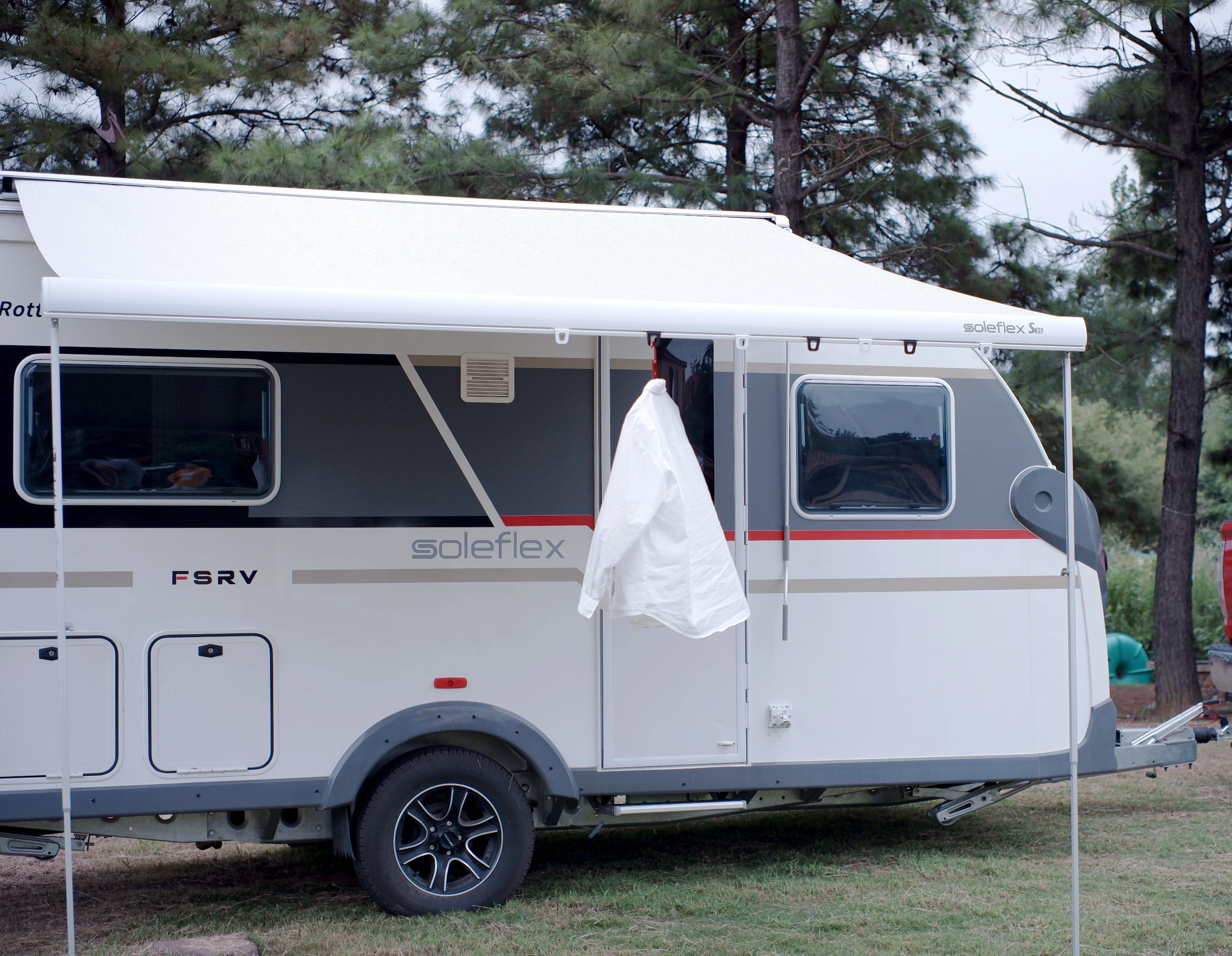 Retractable Cassette Manual RV Awning with UV Protection Coating and Waterproof for Motorhome Caravan Camping Shade