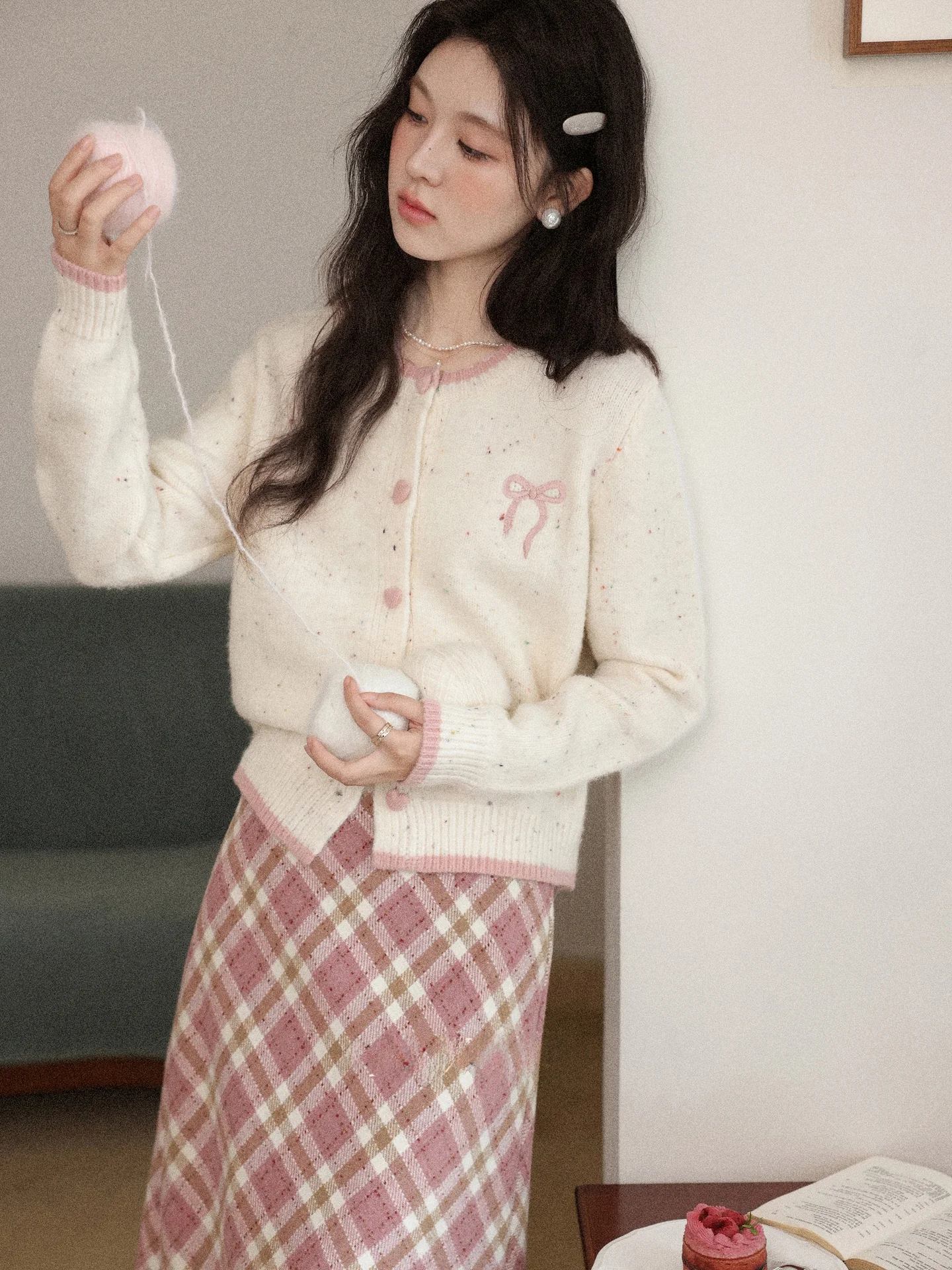 

Женский вязаный кардиган и юбка в клетку South Deer: комплект для осени и зимы, модный повседневный стиль, длинный рукав, на пуговицах