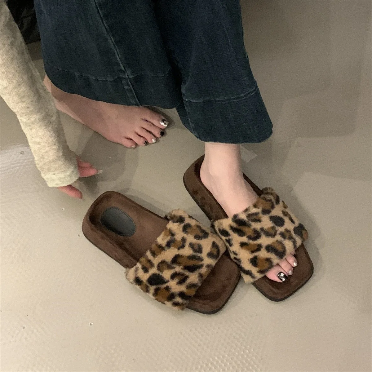 Futrzane buty z grubą podeszwą do odzieży wierzchniej Obuwie damskie Jesień i zima Nowe kwadratowe noski Retro Niche Leopard Print Bawełniane kapcie