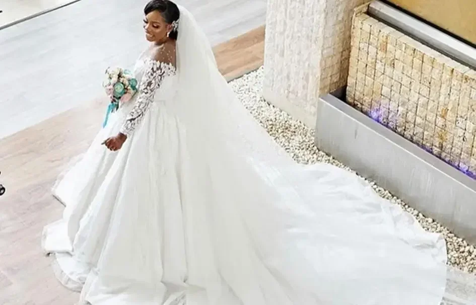 تخصيص الدانتيل يزين Ballgown فساتين الزفاف Vestidos De Casame سويب تراين الوهم كم طويل بالإضافة إلى حجم فستان زفاف