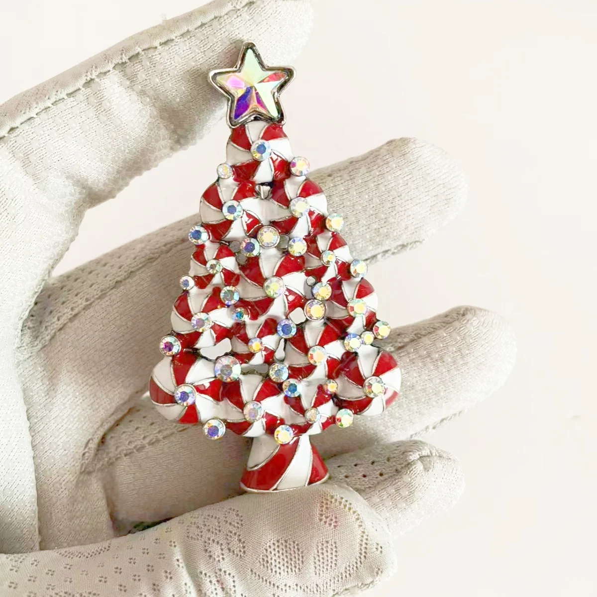 

MITTO FASHION JEWELRIES AND HIGH-END ACCESSORIES ENAMEL AND RHINESTONES PAVED CHRISTMAS TREE VINTAGE PIN WOMEN DRESS BROOCH