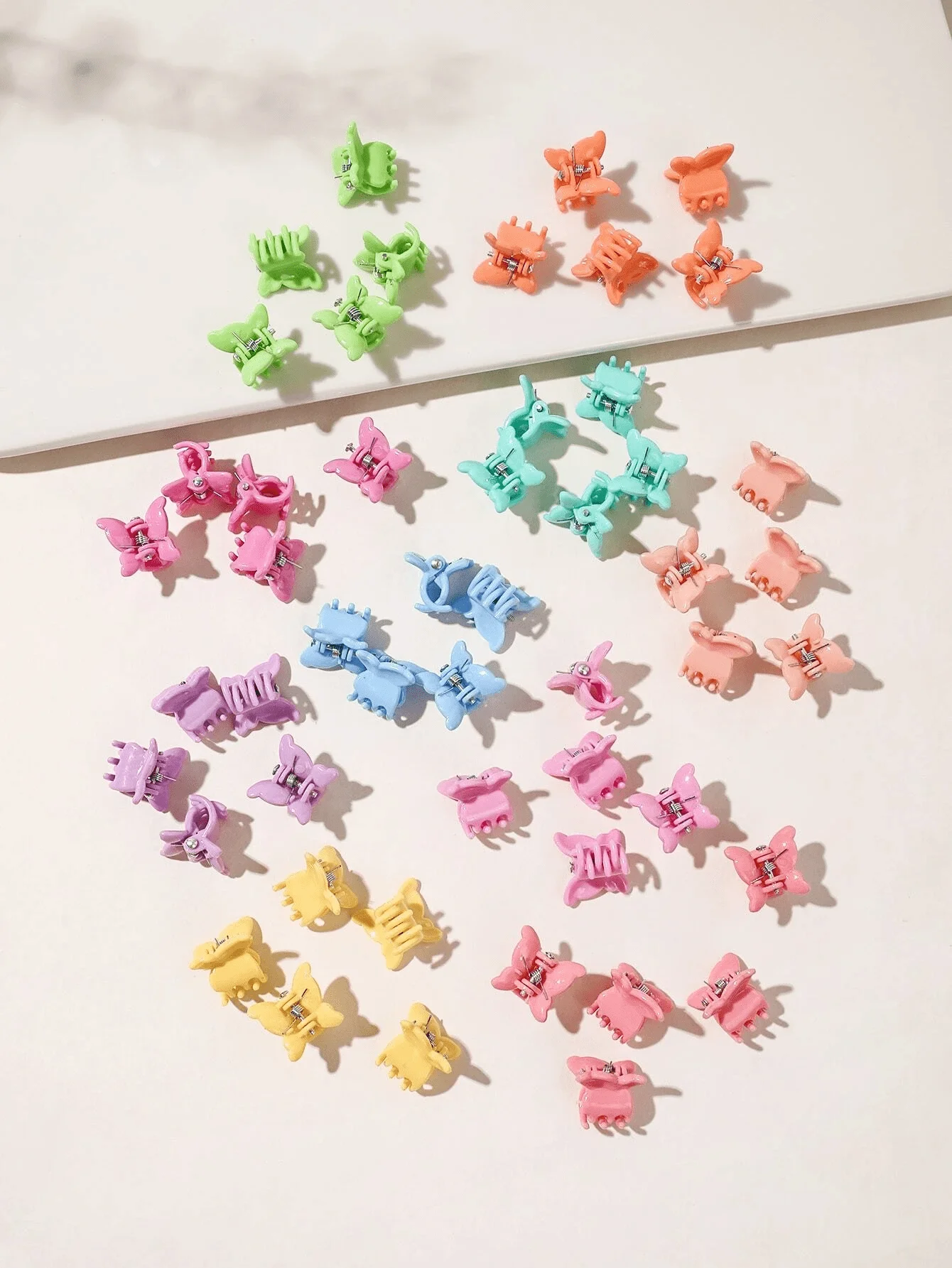 

50pcs Fashion Mini Random Color Butterfly Design Little Hair Claw for Women Cute Candy Color Hair Accessories Gifts