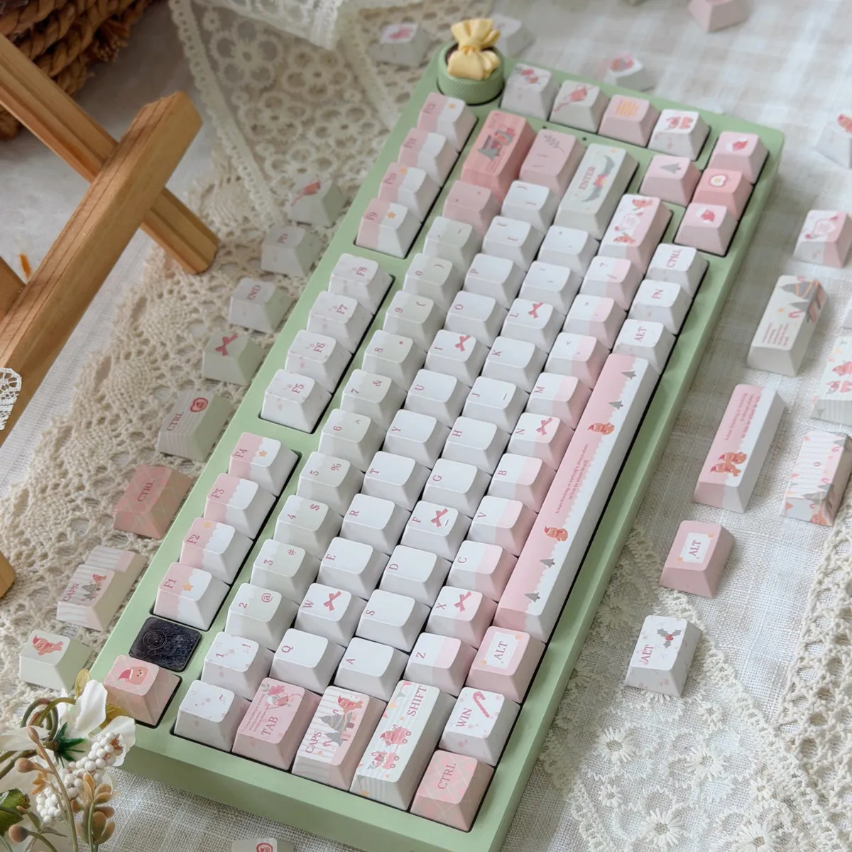 MAIMOOO Cherry Keycap Christmas Bear Design Cute Pink Pbt Five-Sided Dye-Sublimation Keycap For Aula F75/F99 Ajazz Keyboards.