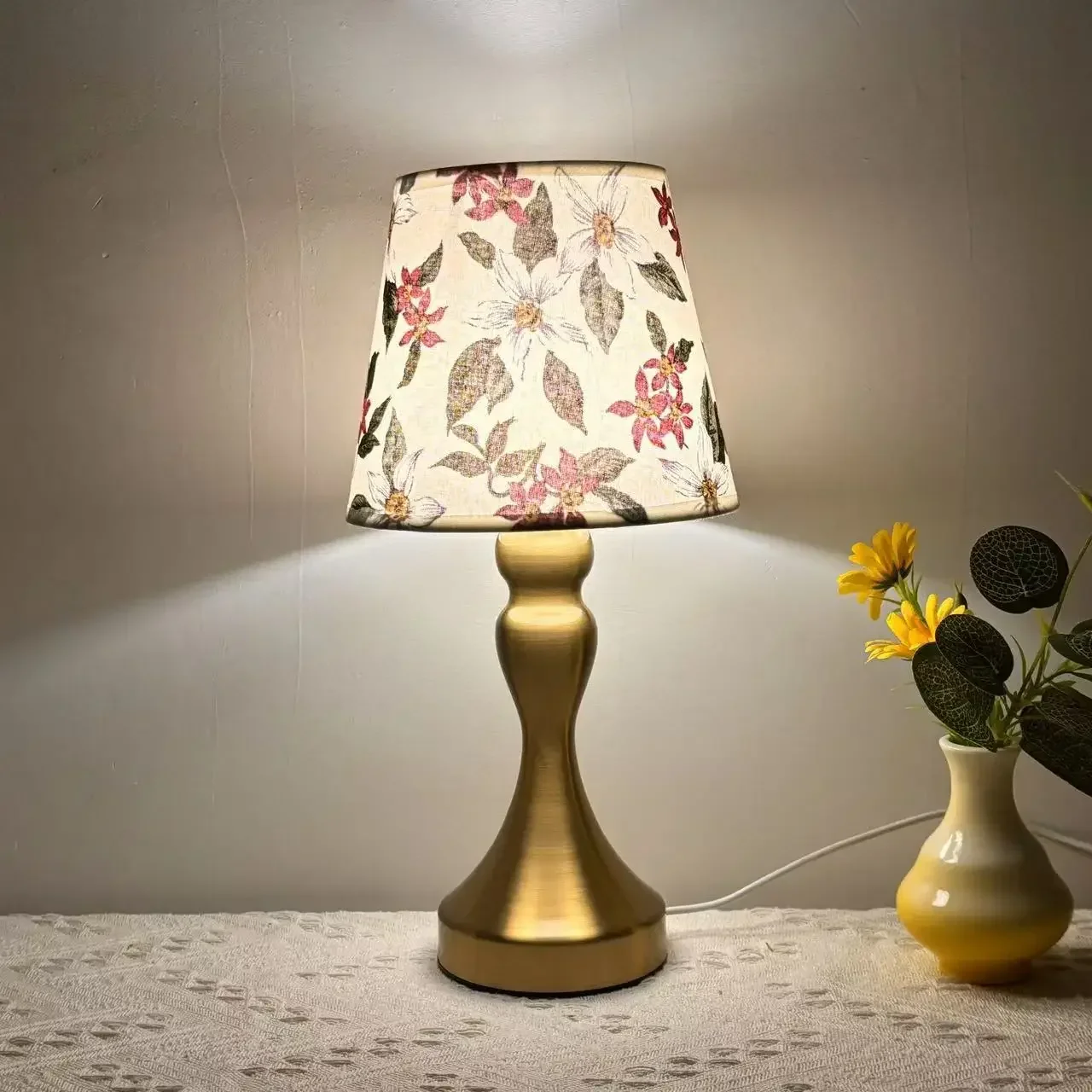 Lampu Meja Colokan USB Bagus Kamar Tidur Kap Lampu Kain Lampu Malam Peredupan Tri Warna