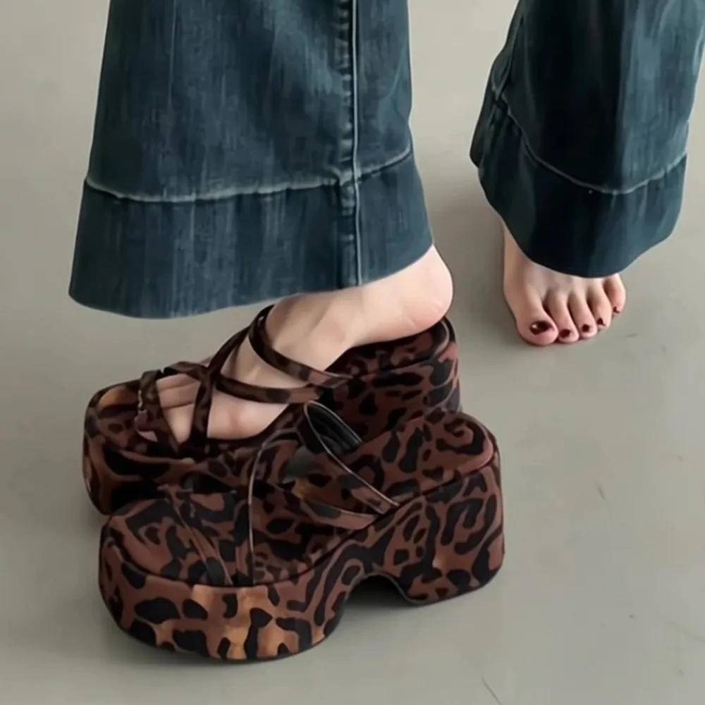 

Женские модные сандалии-шлепанцы на платформе с увеличенной высотой, с открытым носком, узким ремешком, элегантные туфли на танкетке для вечерних выходов, коллекция 2026