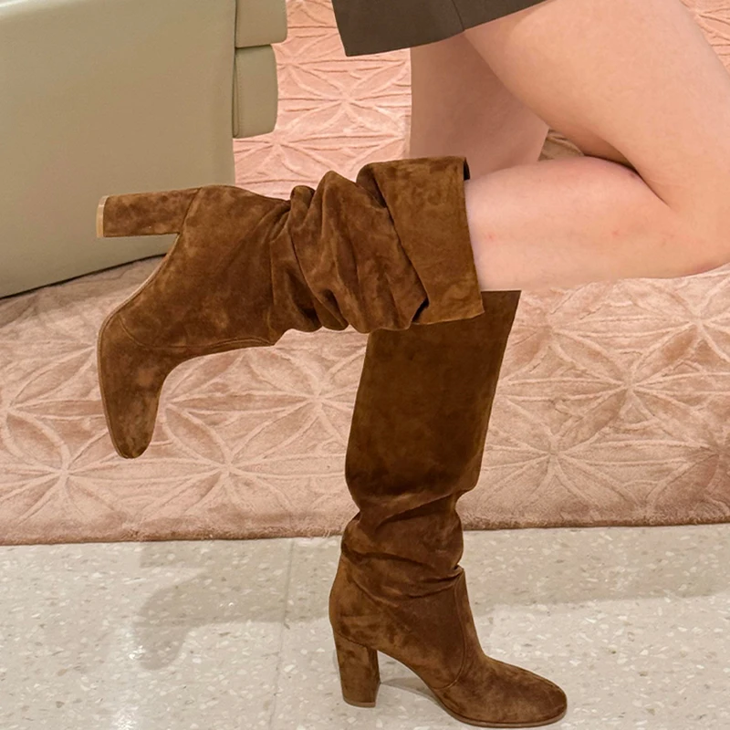 

Новые коричневые ботинки из флока с острым носком на толстом каблуке, женские сапоги до колена в стиле ретро, женские длинные сапоги-трубы на высоком каблуке, женские Botines Mujer