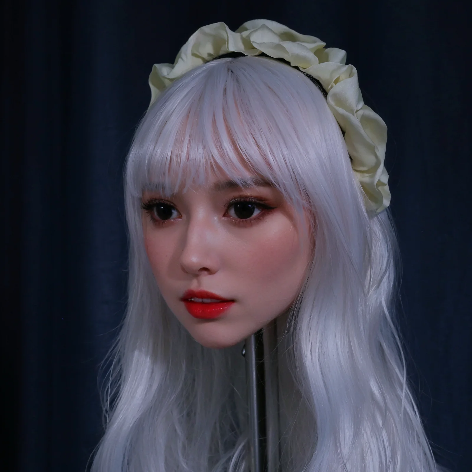 Multifunktionaler Kopfschmuck für Erwachsene mit langem, weißem Pony und geruchlosem synthetischem Material – perfekt für Make-up und Schmuck