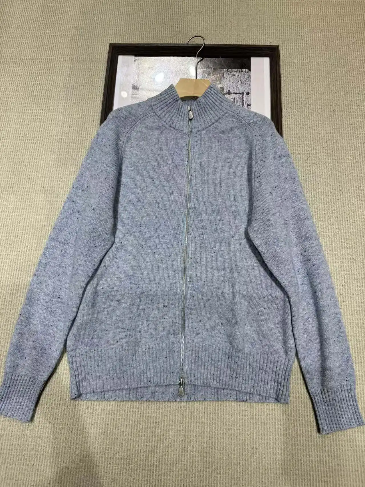 เสื้อสเวตเตอร์แคชเมียร์ผู้ชายแบบใหม่ปี 2025 คอปกตั้ง พร้อมลายดอกไม้ถักแบบคาร์ดิแกน เนื้อหนา อุ่น