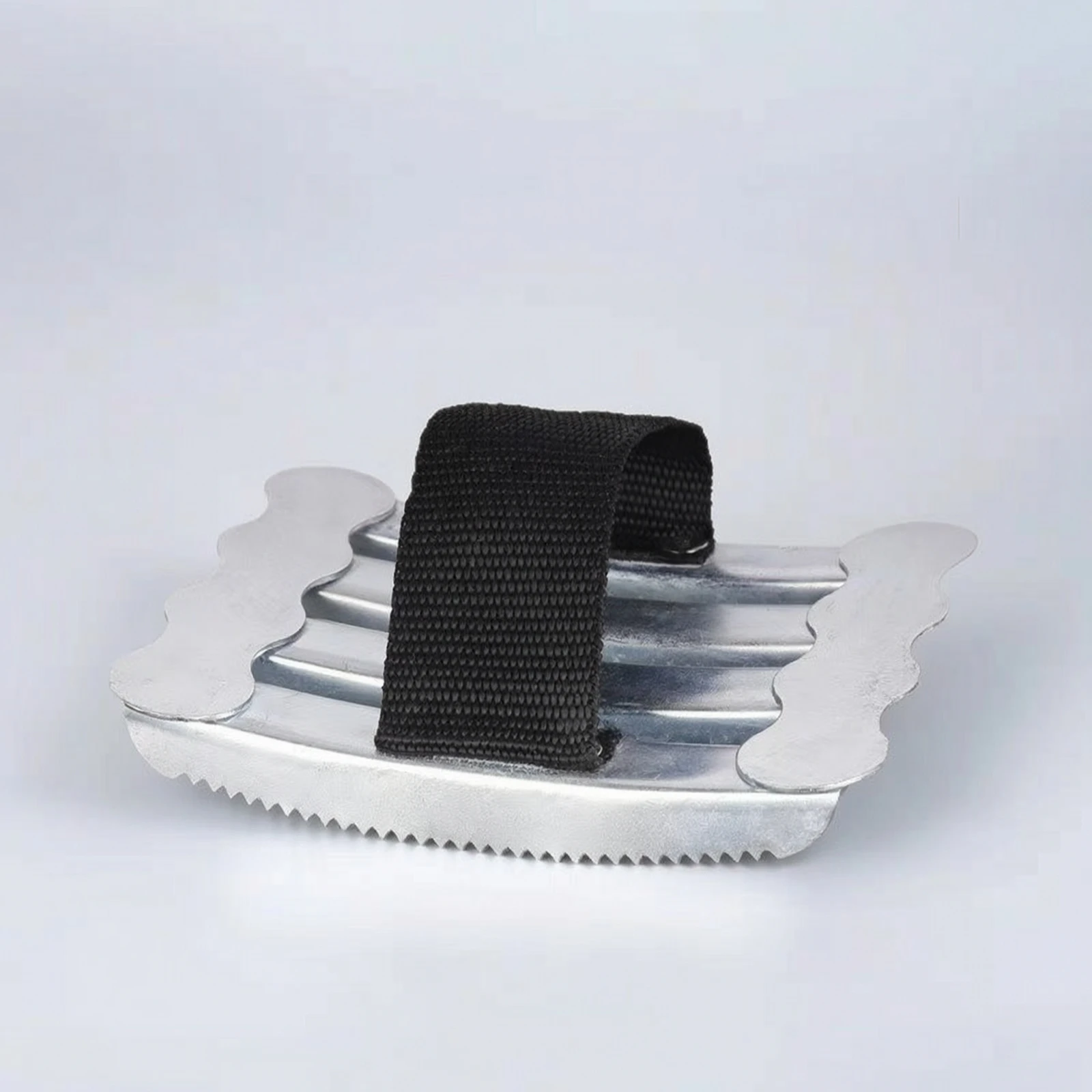 Metal Horse Grooming Scratcher with Strap Easy-Grip Curry Comb with Strap Curved Curry Comb Ergonomic Heavy-Duty for Equestrians