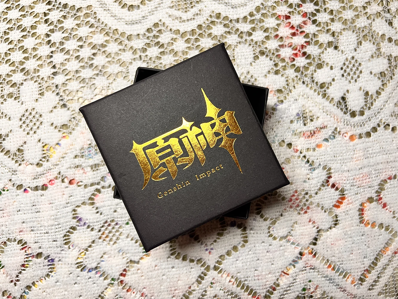 Genshin Impact II Capitano Abzeichen Anime Cosplay Marionette Skirk Thrain Sandrone Party Kostüme Anstecknadeln Rucksack Broschen Fan-Geschenk – Detail 12