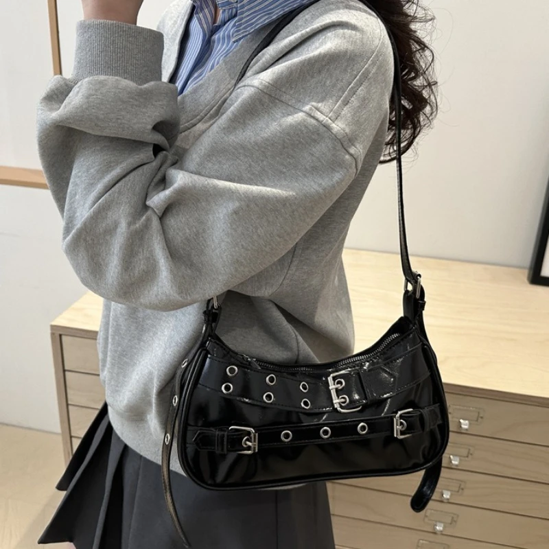 Schicke Y2K Damen-Unterarmtasche mit doppelter Gürtelschnalle, verstellbarem Riemen, trendige, punk-inspirierte Handtasche, für lässige Schultertasche. – Detail 2