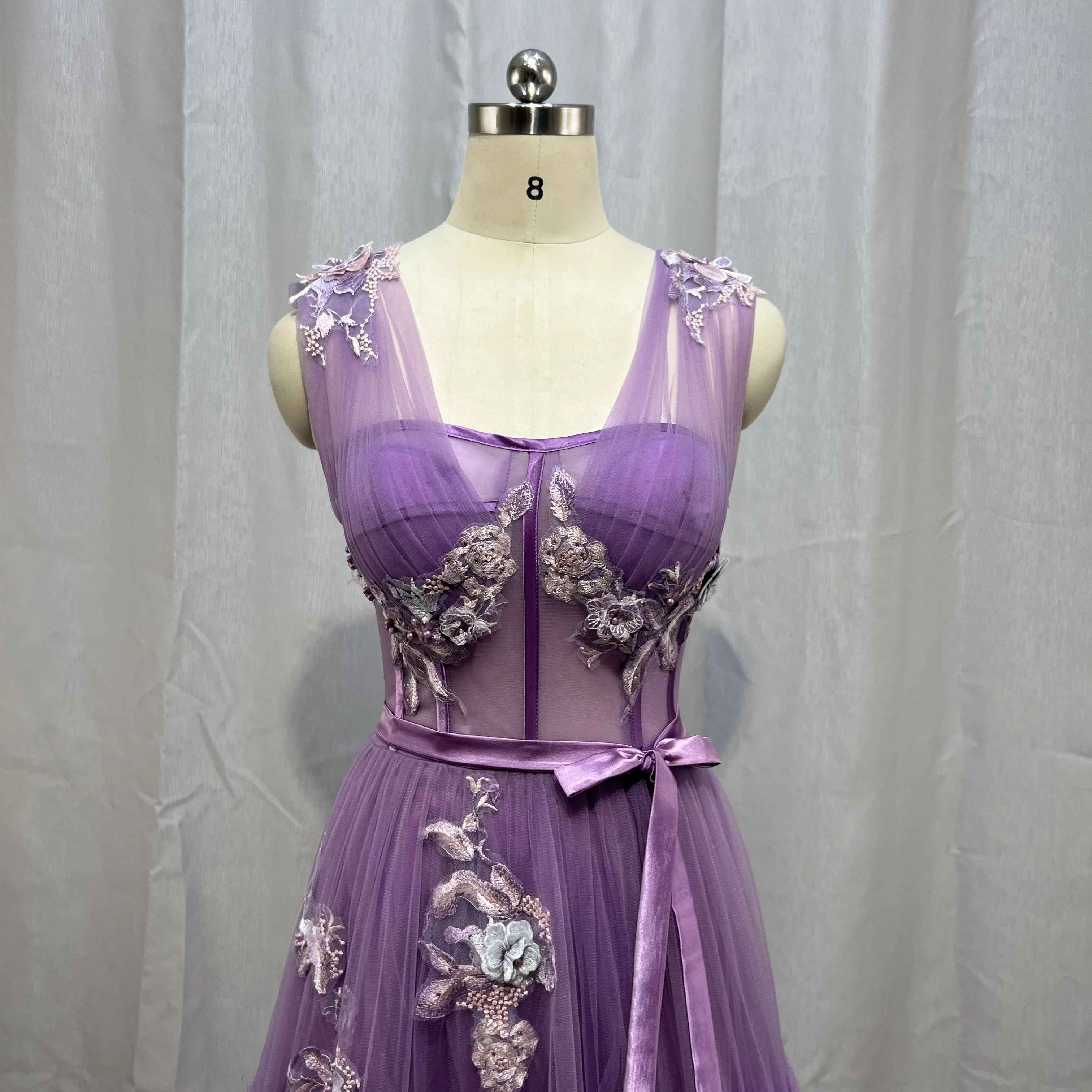 MYYBLE Abiti da ballo viola con scollo a V Applicazioni di paillettes Disossamento a vista Abiti da ballo a-line Abiti da festa formali in tulle a strati senza maniche