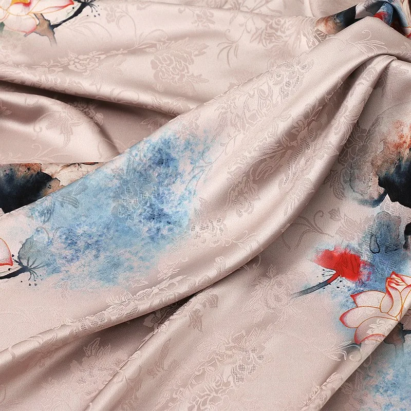 Красная марлевая жаккардовая ткань в китайском стиле для чонгмов среднего и пожилого возраста.