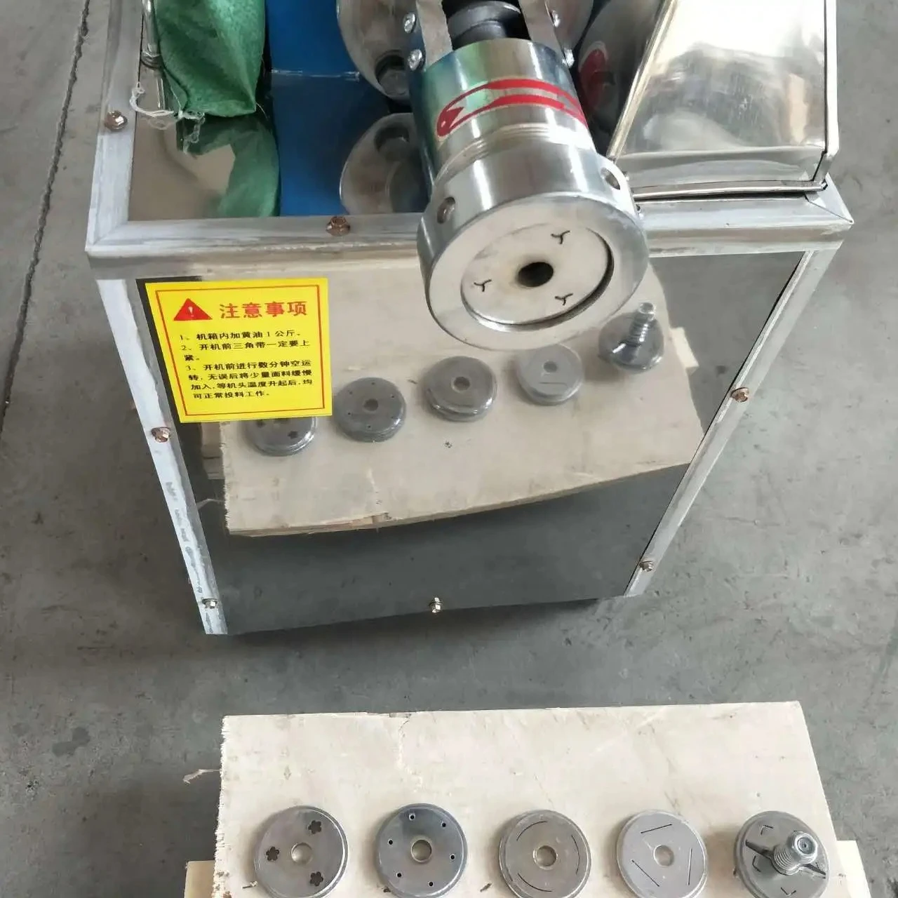 Commercial Automatic Wagon Wheel Campanelle Rotini Cat Ear Type Crisp Round Noodle Making Machine/Pasta Extruding Equipment