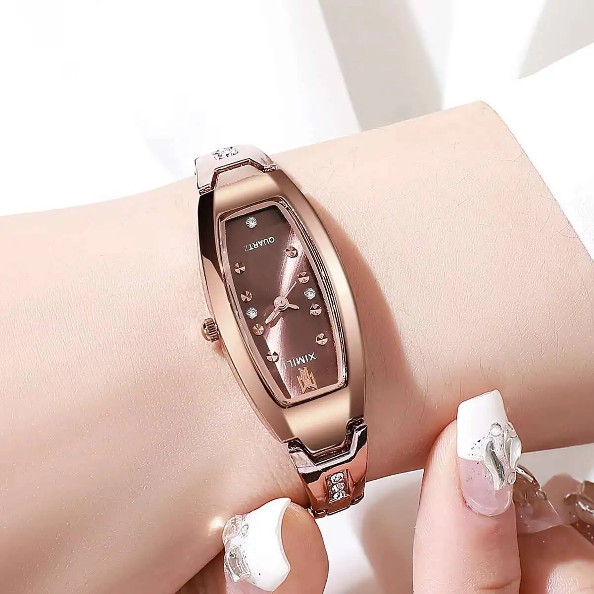 Relojes elegantes para Mujer, Reloj de pulsera de cuarzo con esfera ovalada y diamantes de imitación de lujo para Mujer (sin caja)