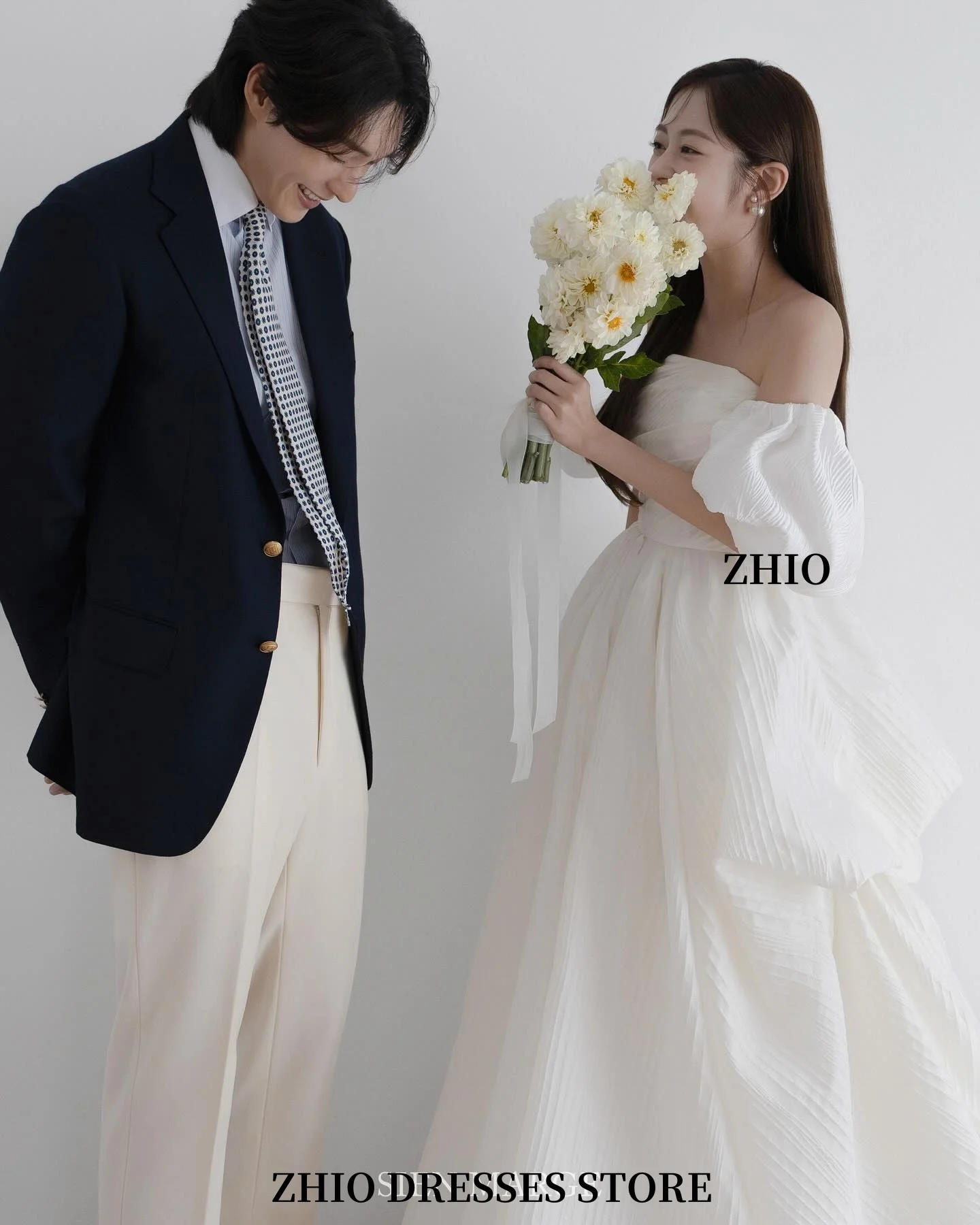ZHIO Modern Minimalist Off-Shoulder Strapless Wedding Dress Photo Shoot Floor Length Pleated Tulle Bridal Dress Customized