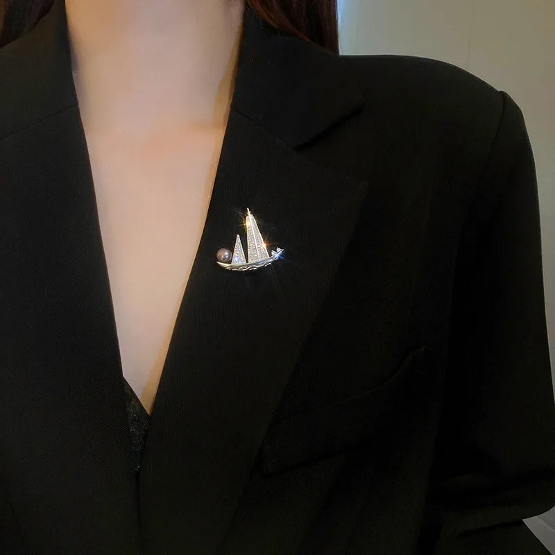 Lovely Saling Boat Design Brooches For Women Luxury Zircon Stone Simulated Pearl High-End Style All Matched Coat Pin Jewelry