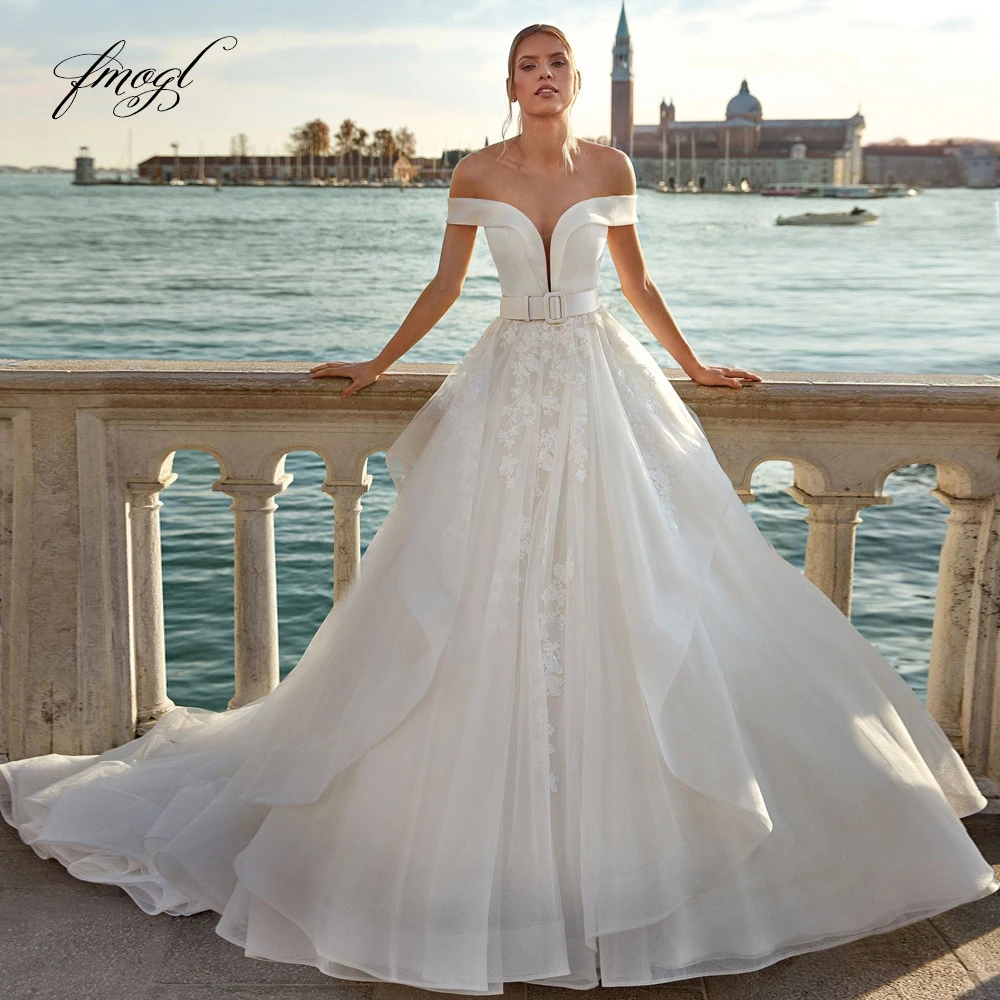 

Fmogl Sexy Backless Boat Neck Ruffles Vintage Wedding Dresses Luxury Appliques Beaded Belt Court Train A Line Bridal Gown