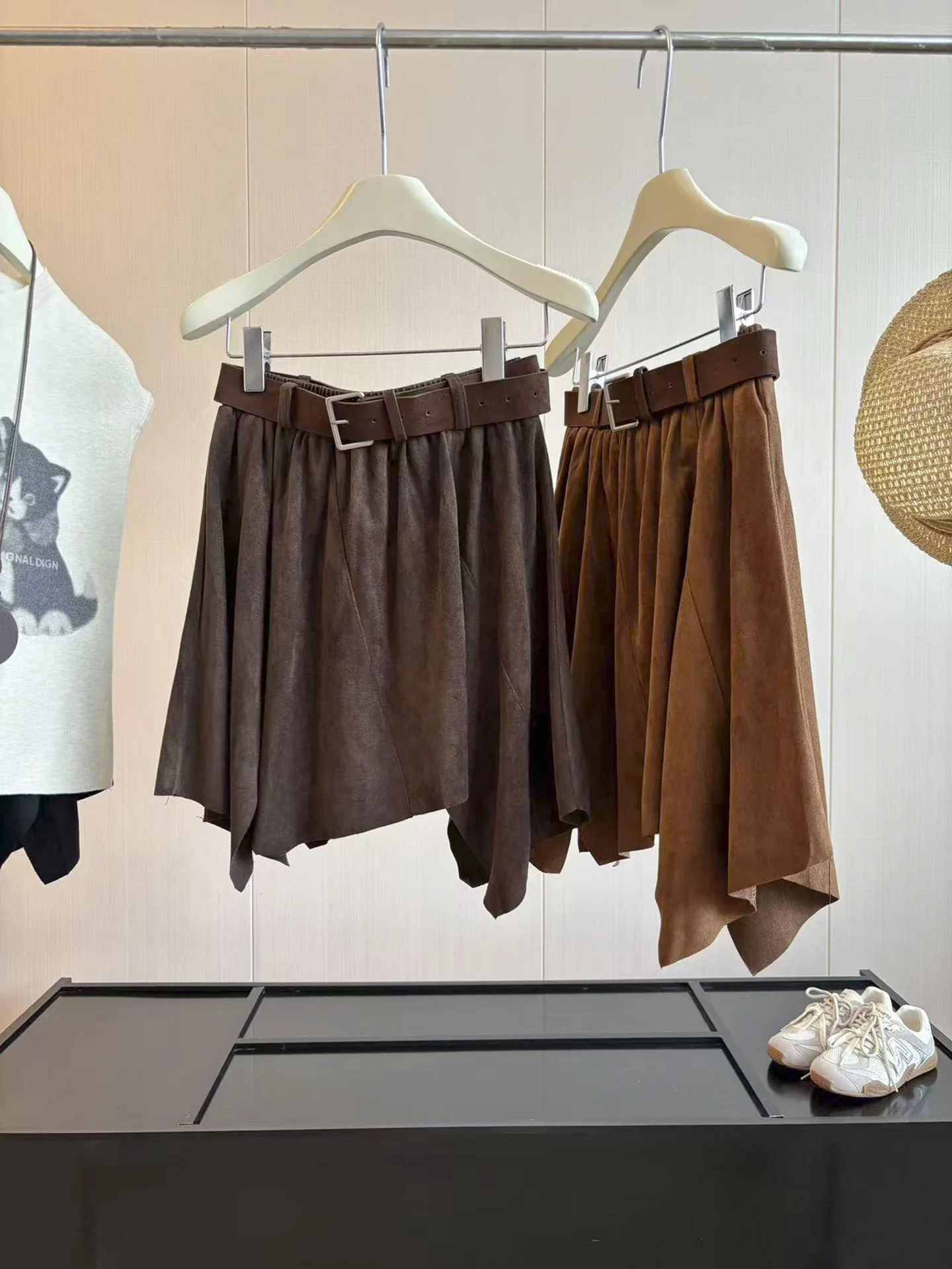 Retro High Waist Asymmetrical  Skirt Women's Slimming Fashion Short Skirt Suede Fabric A-Line Skirt Sexy Girl Style