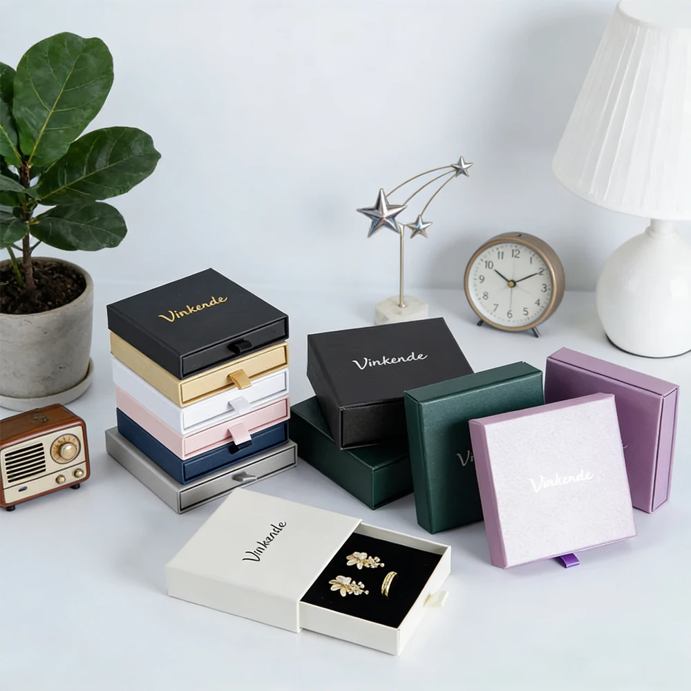 

100 шт. индивидуальный логотип 9x9x3,2 см, коробки для упаковки ювелирных изделий, ожерелье, серьги, браслет, выдвижной ящик, коробка, бежевый бумажный футляр с черной пеной