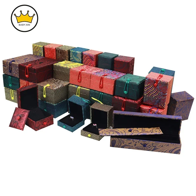 

Винтажная кованая тканевая пряжка, нефритовая упаковочная коробка для ювелирных изделий, коробка для колец, подвеска, держатель для браслета, длинная цепочка, парчаная коробка