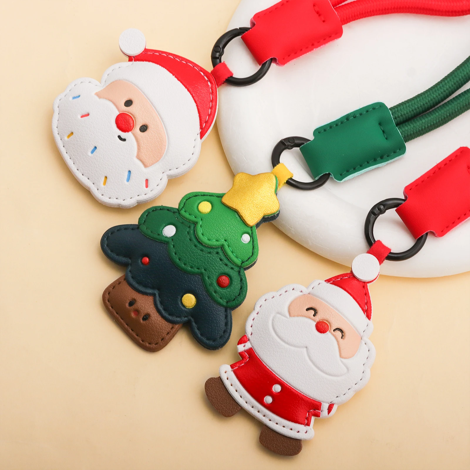 Niedlicher Weihnachts-PU-Leder-Schlüsselanhänger, kurzes Handgelenkband, Weihnachtsmann, Weihnachtsbaum, Taschenanhänger, Festgeschenk, Rucksackanhänger, Accessoire