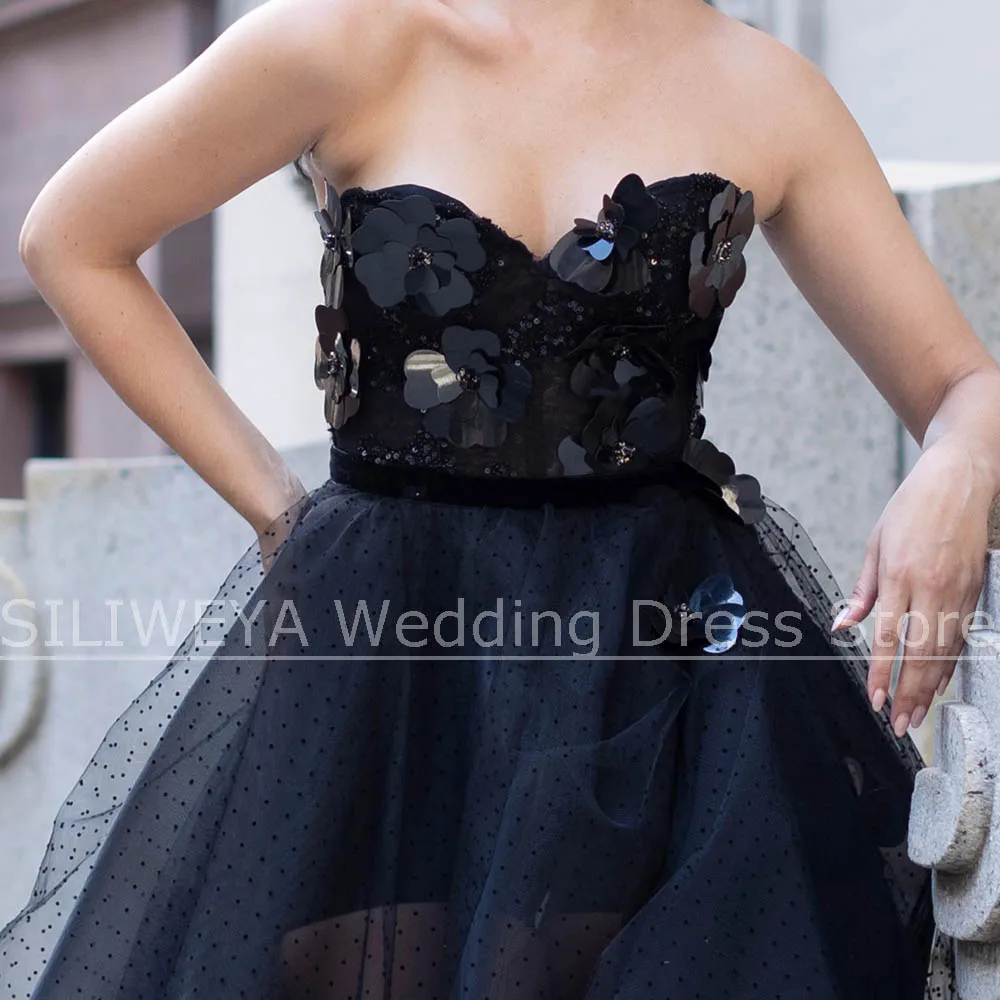 Schwarze trägerlose Abendkleider mit 3D-Blumenapplikationen, modischer Tüllrock, Partykleider, elegante Ballkleider mit Sweep-Zug