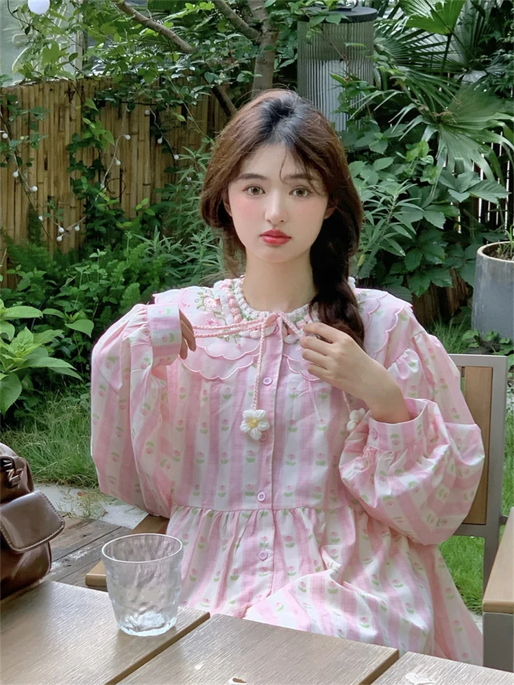 Abito a maniche lunghe oversize chic stile coreano Estate 2025 Mini abiti corti ricamati con fiori per bambole dolci allentati delle nuove donne