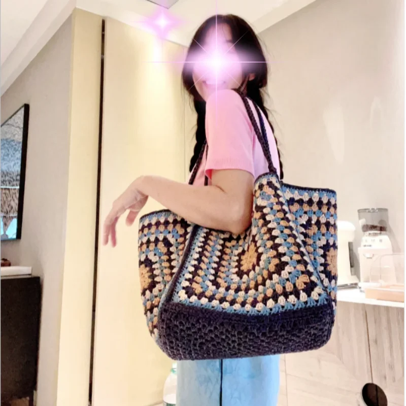 

Large capacity handmade crocheted beach bag shoulder bag shopping bag sewn with inner lining magnetic buckle closure