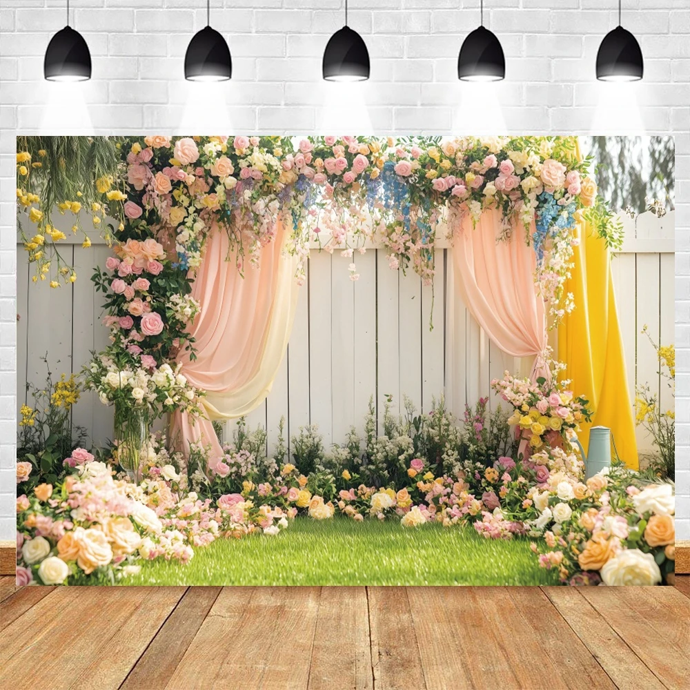 Romantische Tuin Wieden Achtergronden Voor Foto's Houten Plank Boog Verse Bloemen Gazon Levendige Kleuren Decoratie Foto Achtergronden