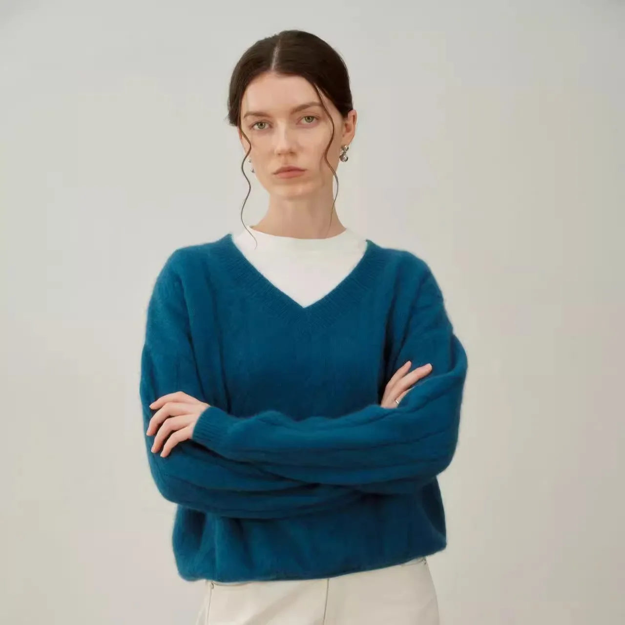 

Высококачественный свитер из овечьей шерсти и мериносовой шерсти свободного кроя с V-образным вырезом, королевский синий, женский, осенне-зимний, европейский стиль, свободный крой, вязаный свитер без застежек