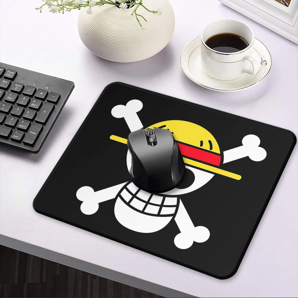 One Piece Cartoon Mauspad Monkey D. Luffy Totenkopf One Piece Strohhut Piraten Trompetenbanner Mauspad Schreibtischunterlage – Detail 2