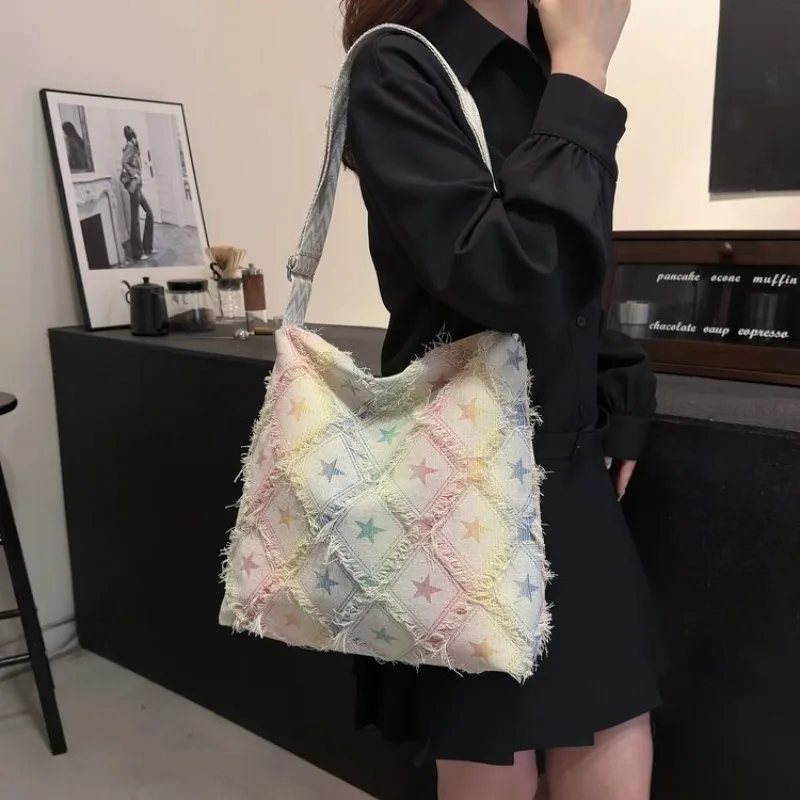 

Стильная дизайнерская текстурированная сумка-кроссбоди для подгузников, женская кожаная сумка-тоут класса люкс, вместительная элегантная сумка через плечо с уникальной текстурой