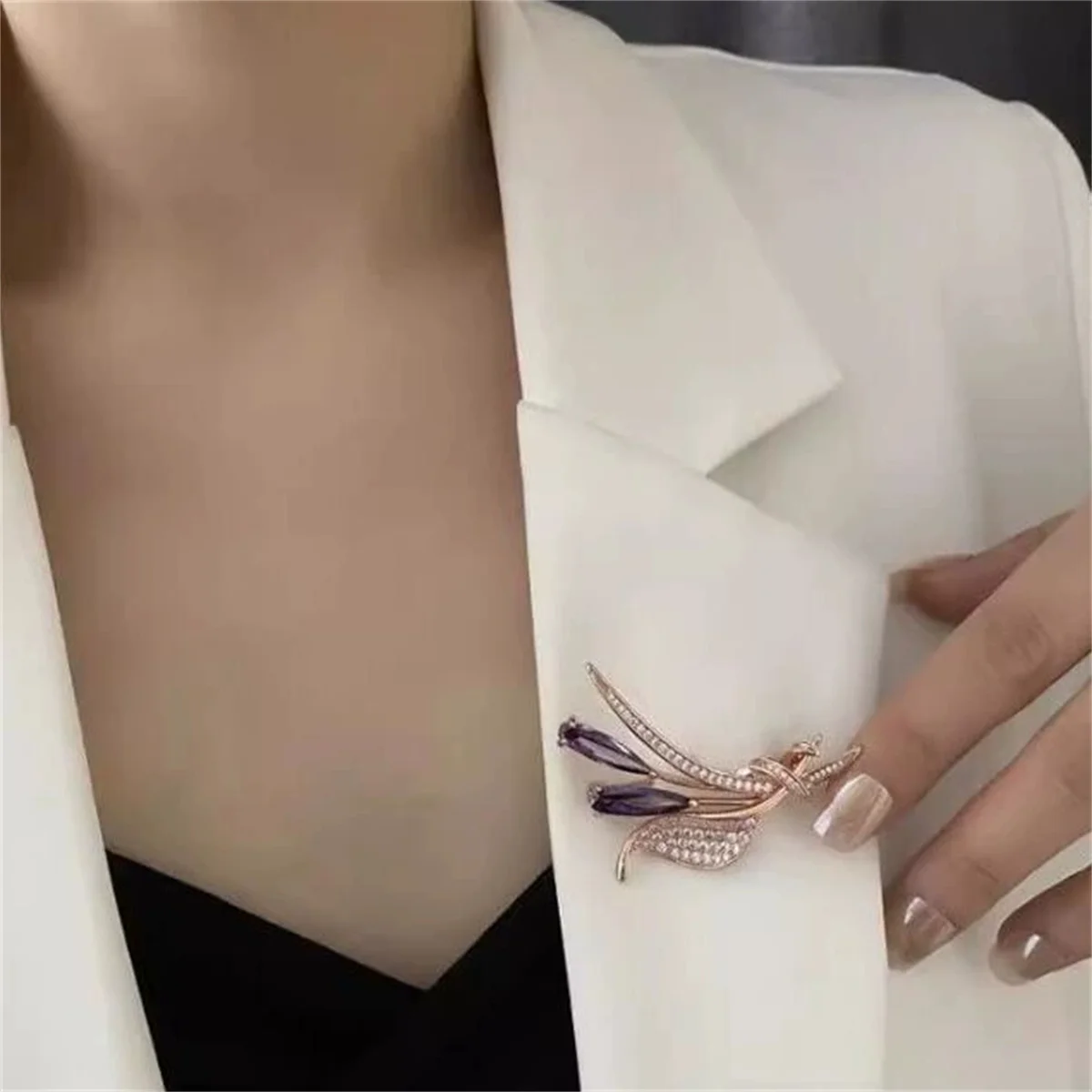 1Pc Exquisite Flower Brooch Elegant Romantic Pin Magnificent Luxury Jewelry Accessories Party Holiday Daily Retro Classical Gift