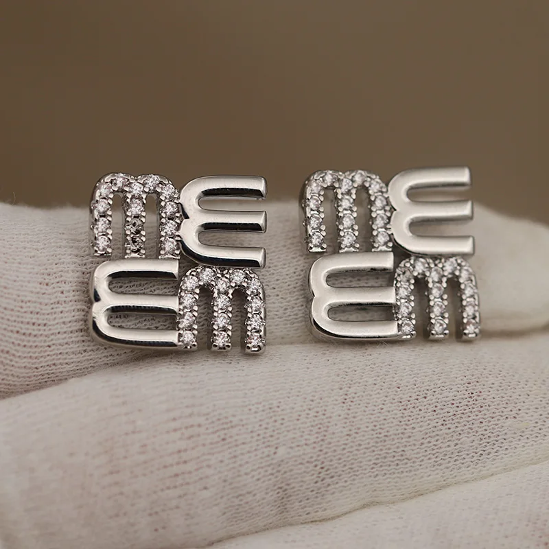 جديد البصر تصميم فريد المعادن كريستال حرف M وأقراط للنساء أزياء العلامة التجارية خمر الأقراط هدية