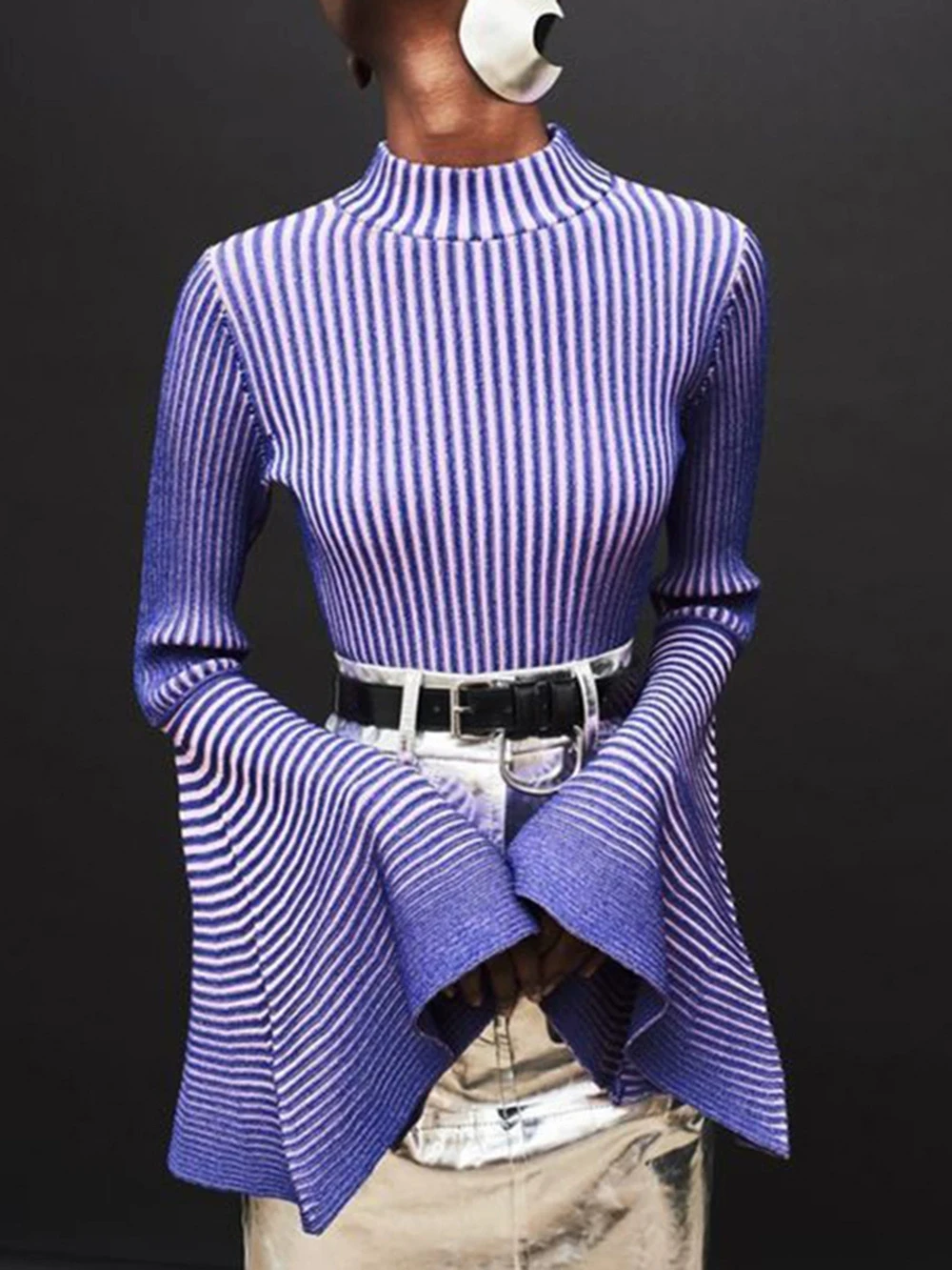 

Модный темпераментный топ, осень 2024, новый европейский и американский стиль, дизайн с расклешенными рукавами, облегающий высококачественный свитер с длинными рукавами