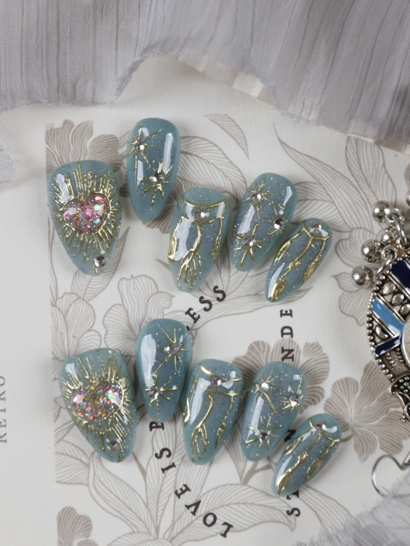 10 Stück Aufklebenägel Kurze Mandel-Form Blaues Katzenauge Rosa Herz Künstliche Nägel Inklusive 1 Blatt Klebestreifen & 1 Stück Mini-Feile