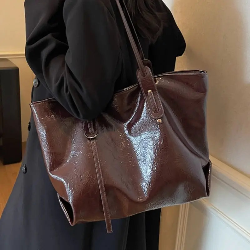 

Autumn Large-capacity Tote Bag 2025 New Popular Senior Sense of Fashion Retro Shoulder Bag Commuting Versatile Tote Bag