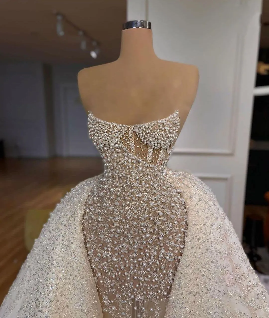 Luxury Wedding Dress Sleeveless Sequins Pearls Beaded 3D Lace Appliques Detachable Train Bridal Gowns Vestido De Novia Customize