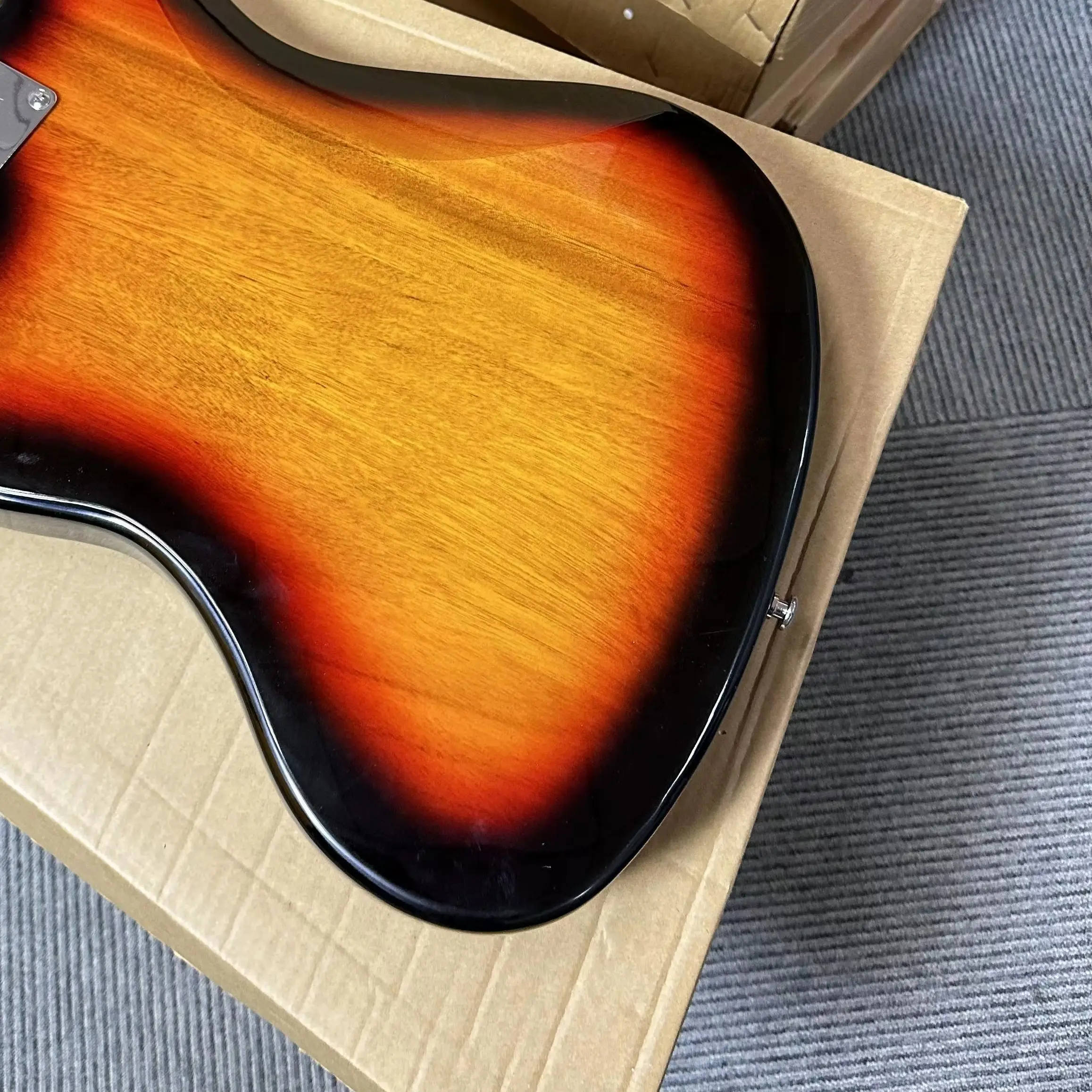 Gitar elektrik dengan bodi mahoni dan leher rosewood, berkualitas tinggi dan pengiriman gratis.