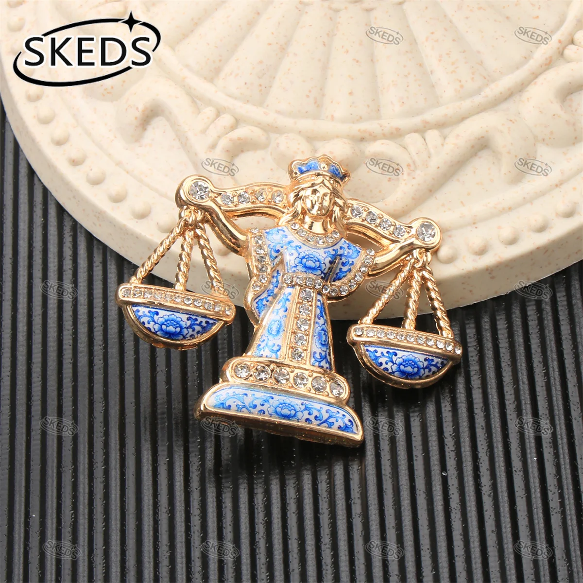 SKEDS Blau-weiße Emaille-Brosche im Porzellanstil mit Sternbild, Retro-Strass-Tierfigur-Anstecknadel, eleganter Schmuck – Detail 4