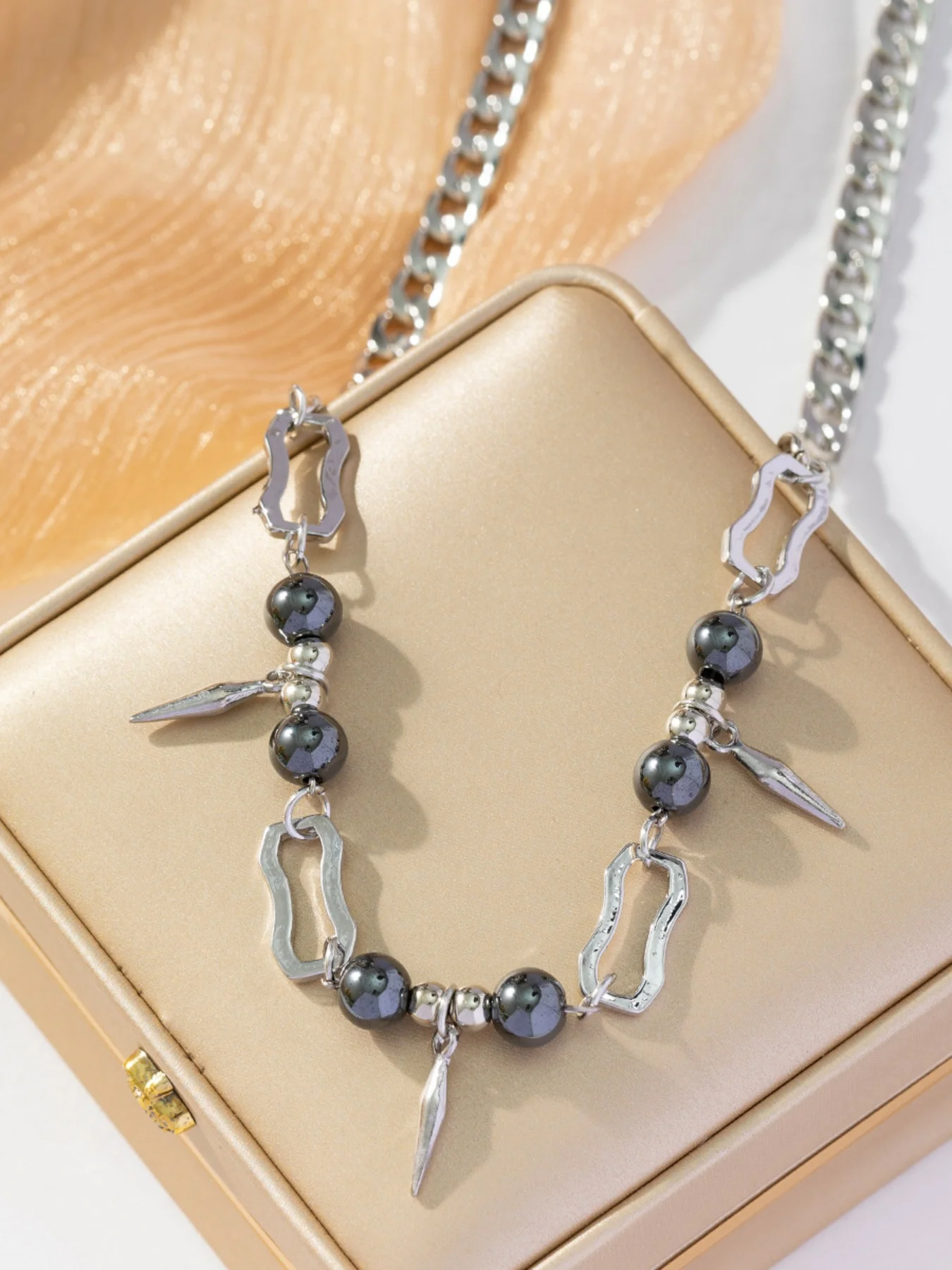 1 spiky necklace in hip-hop punk style, a unique and fashionable men's accessory. A gift for teachers and a necklace for women