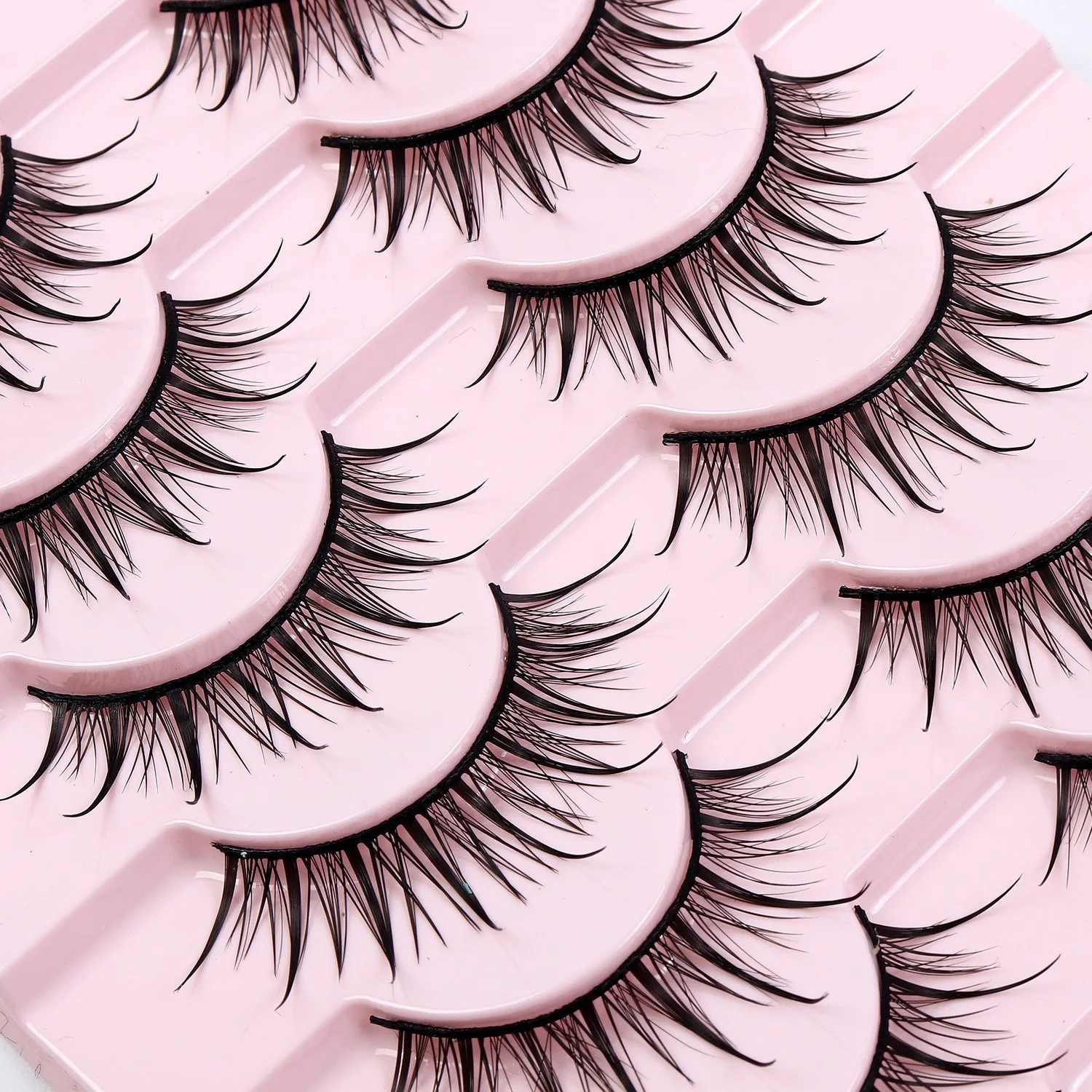 10組の自然な太い尖った尾のつけまつげ、漫画のようなまつげ、明るく自信に満ちたメイクアップルック