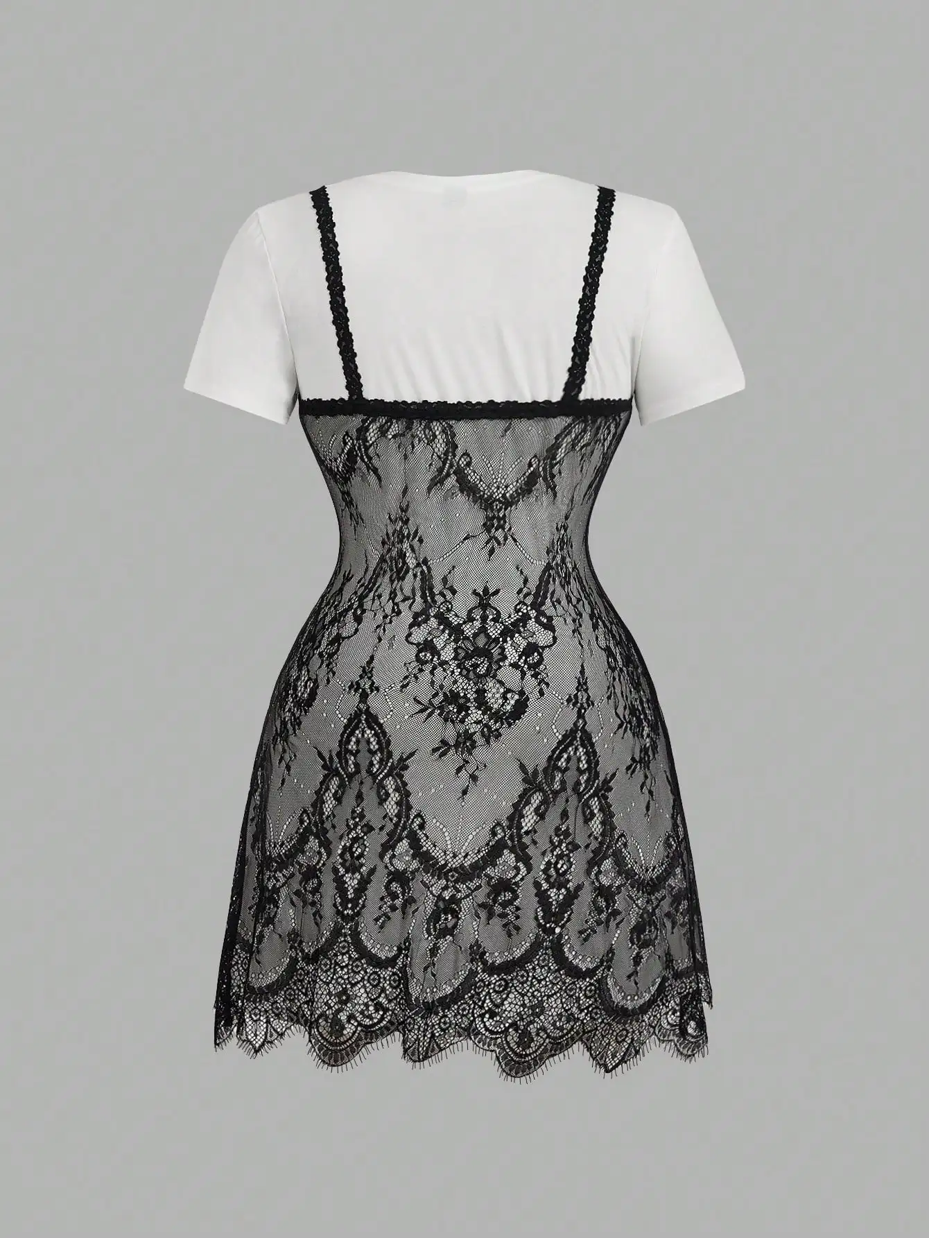 

Белое мини-платье с короткими рукавами и черной кружевной отделкой